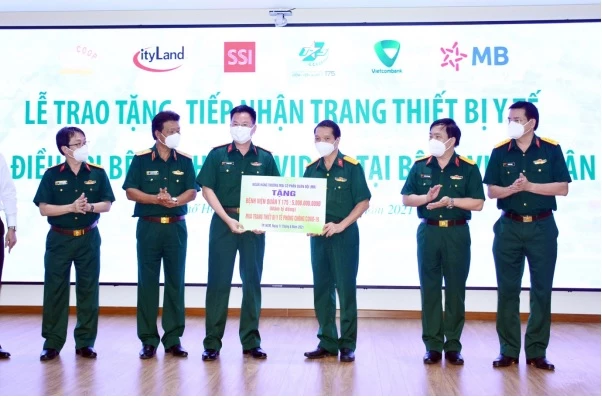 Đại tá Hà Trọng Khiêm – Phó Tổng giám đốc phụ trách khu vực phía Nam (thứ ba từ trái qua) đại diện MB trao tặng 5 tỷ đồng tới Bệnh viện Quân y 175.