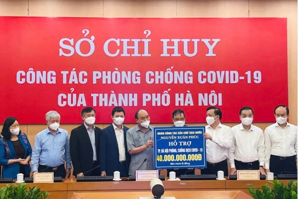 Ngày 13/8, ông Trần Minh Đạt - Phó Tổng giám đốc MB (thứ tư từ trái qua) tham gia đoàn công tác Chủ tịch nước Nguyễn Xuân Phúc, đóng góp 20 tỷ đồng đến TP Hà Nội trong công tác phòng chống COVID-19.