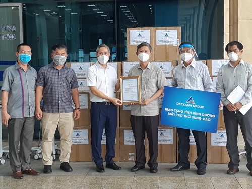 Tập đoàn Đất Xanh tặng thiết bị y tế cho 6 tỉnh, thành phố phía Nam