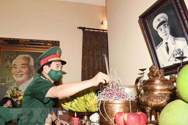 Đoàn đại biểu Bộ Quốc phòng dâng hương tưởng niệm Đại tướng Võ Nguyên Giáp