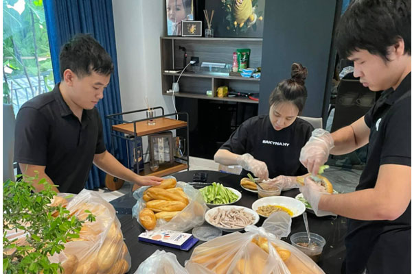 Đàm Thu Trang - Cường Đô La tận tay làm từng ổ bánh mì cứu trợ mùa dịch