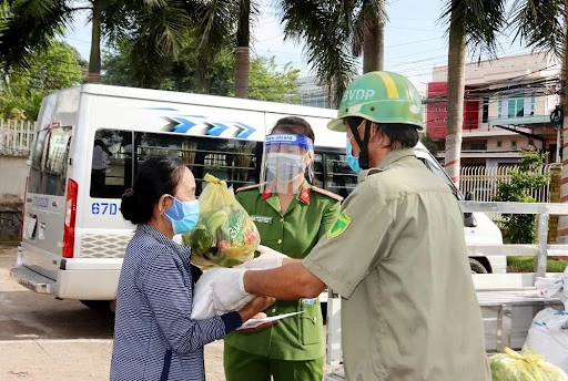 Trao quà cho bà con giáo dân.