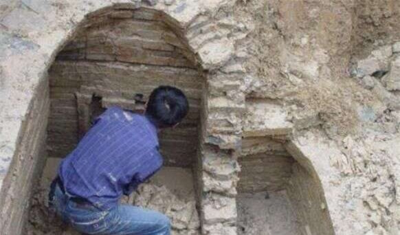Đội khảo cổ khảo sát 2 lần không tìm ra lối vào mộ cổ, ông lão trong làng thản nhiên nói một câu khiến chuyên gia vỡ òa! - Ảnh 2.