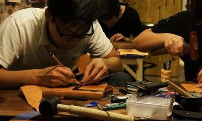 Gọi cho 6 người con nhưng chỉ cậu út đến đón, người cha trước khi chết đã làm 1 việc khiến 5 người con còn lại phải xấu hổ - Ảnh 2. Gọi cho 6 người con nhưng chỉ cậu út đến đón, người cha trước khi chết đã làm 1 việc khiến 5 người con còn lại phải xấu hổ - Ảnh 2.