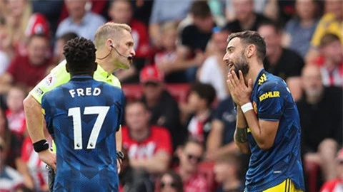 HLV Solskjaer chê đối thủ thô bạo như chơi bóng bầu dục ở trận Southampton vs Man United