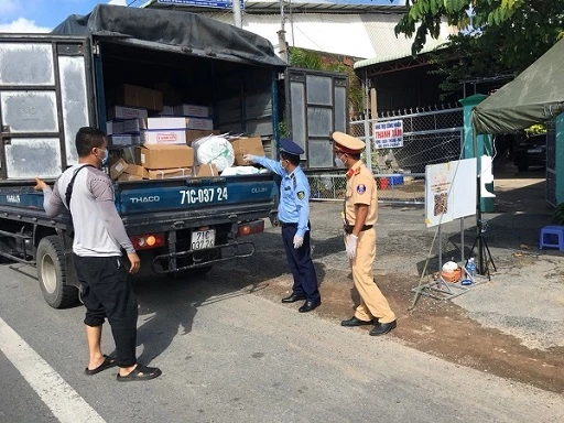 Phụ tùng máy gặt nông nghiệp được vận chuyển trên phương tiện ô tô tải.