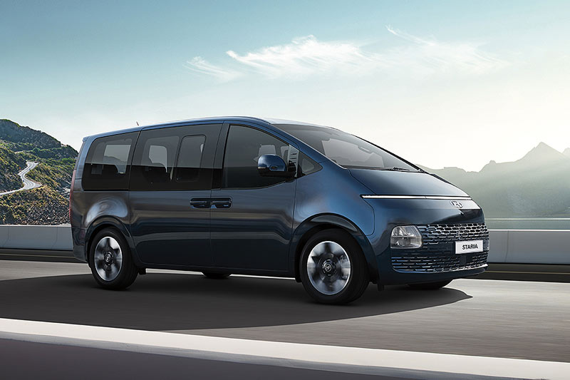 Hyundai Staria phiên bản 8 chỗ giá hơn 800 triệu đồng, cạnh tranh với Kia Sedona