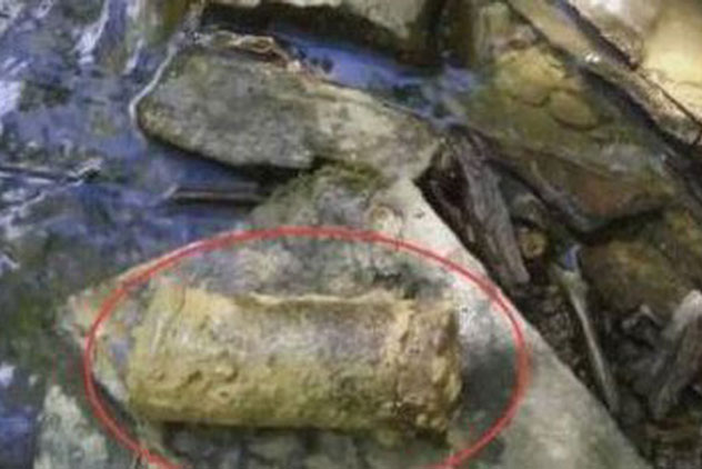 Trượt chân bên bờ suối, người đàn ông không giữ nổi bình tĩnh khi phát hiện ra 1 thứ ngay chỗ mình vừa ngã