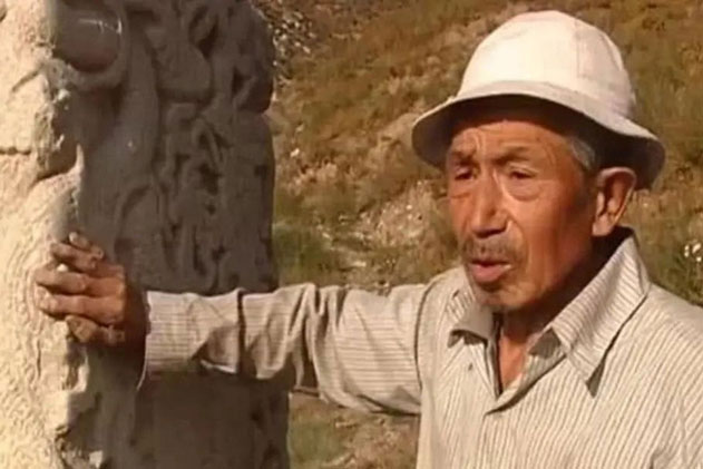 Đội khảo cổ khảo sát 2 lần không tìm ra lối vào mộ cổ, ông lão trong làng thản nhiên nói một câu khiến chuyên gia vỡ òa!