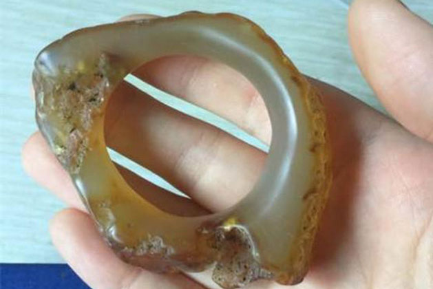 Đăng ảnh “chiếc vòng” kỳ lạ tình cờ nhặt được lên mạng nhờ tư vấn: Chàng trai vui đến mất ngủ khi biết mình đụng trúng kho báu