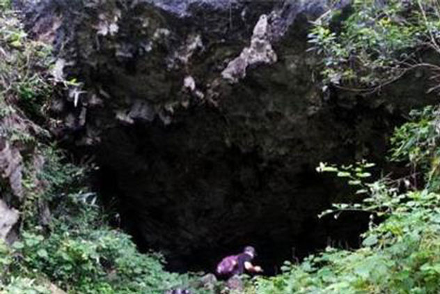 Chạy vào 1 cái hang trên núi trú mưa, cảnh tượng trong hang khiến người đàn ông bị kích động, run lên bần bật