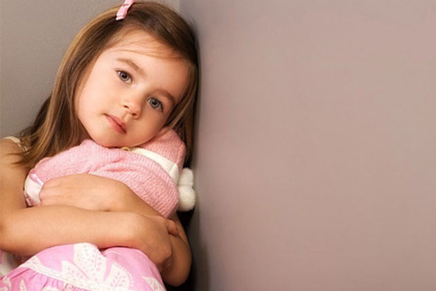 Con trai qua đời, con gái thường xuyên đứng trước tủ gọi anh, thấy lạ nên mở tủ ra kiểm tra, người bố ôm mặt khóc