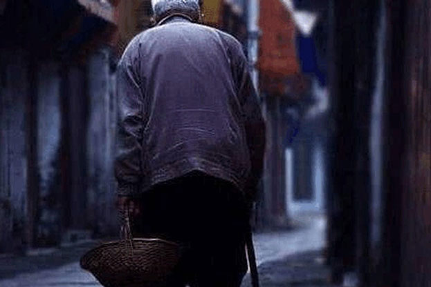 Gọi cho 6 người con nhưng chỉ cậu út đến đón, người cha trước khi chết đã làm 1 việc khiến 5 người con còn lại phải xấu hổ