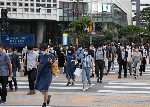 Người dân đeo khẩu trang phòng dịch COVID-19 tại Seoul, Hàn Quốc ngày 8/7/2021. (Ảnh: THX/TTXVN)