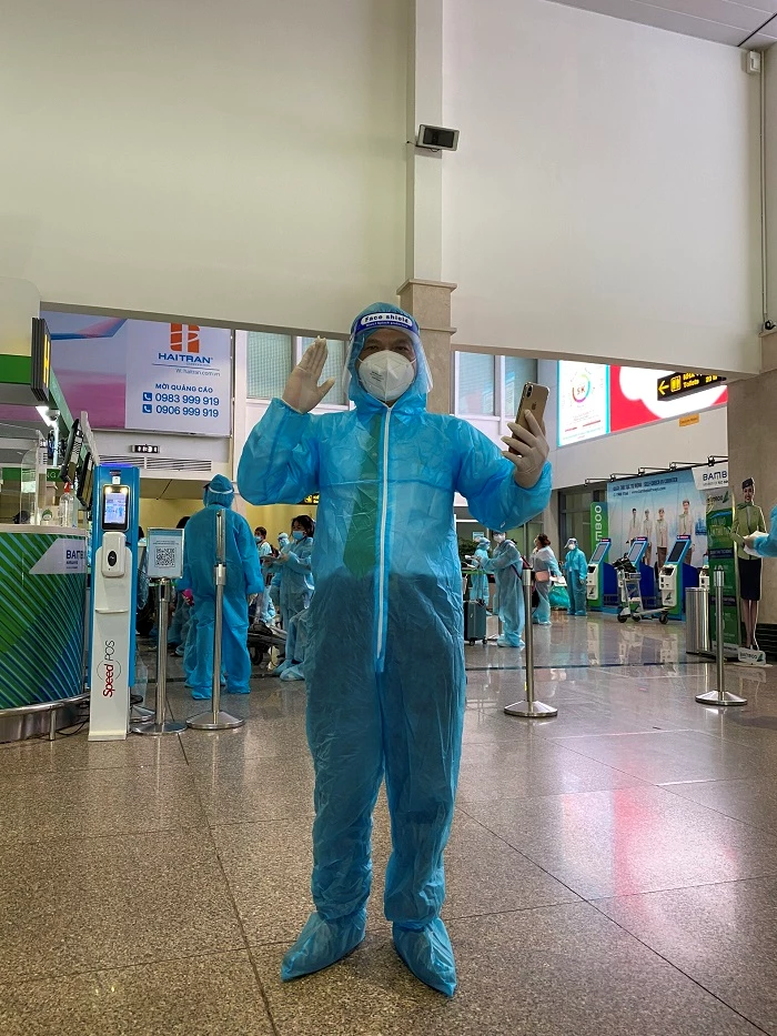 Chủ tịch Tập đoàn Mai Linh Hồ Huy ra tận sân bay để hỗ trợ người dân về quê.  