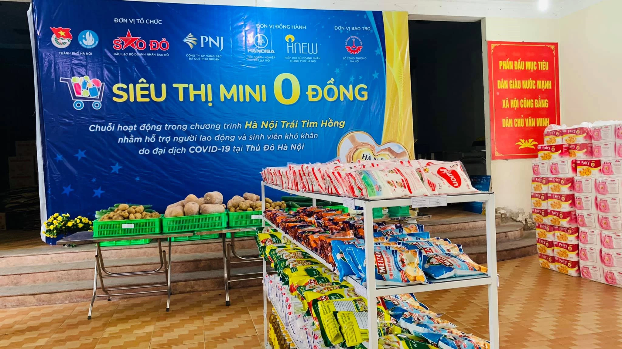 "Siêu thị Mini 0 đồng - Hà Nội trái tim hồng" đặt tại UBND P. Đức Thắng, Q.Bắc Từ Liêm, Hà Nội.