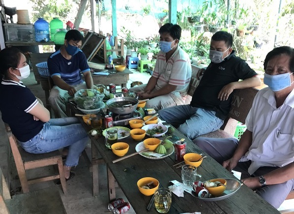 An Giang: Bí thư xã lơ là chống dịch, hiệu trưởng tổ chức ăn nhậu