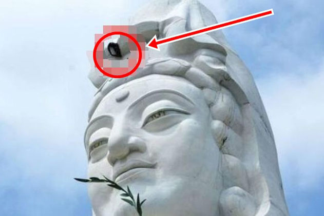 Thấy trên phần đầu tượng Quan Âm xuất hiện đốm đen, dùng camera điện thoại phóng to lên xem, người đàn ông lập tức đi báo nhà chùa