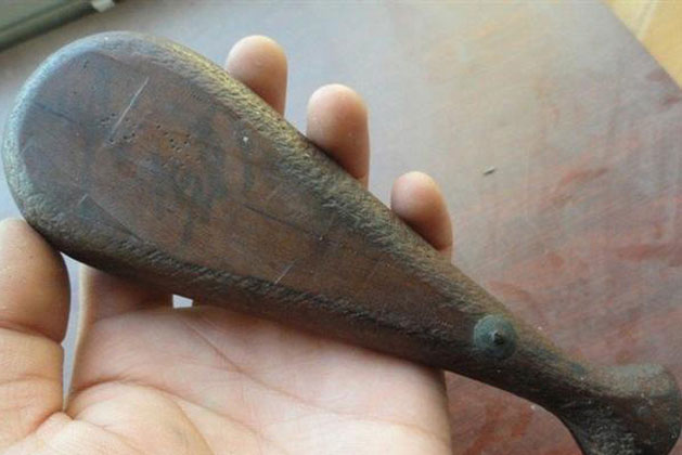 Bỏ 30 NDT mua cục gỗ bỏ đi để làm đồ chơi, chàng trai cười không khép được miệng khi phát hiện “vật thể” bí mật giấu bên trong