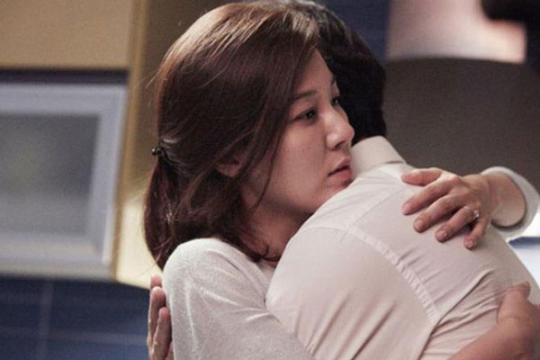 Vợ thường giấu giày sau mỗi lần đi làm về muộn, chồng tò mò lấy ra xem rồi không kìm nổi cảm xúc của bản thân