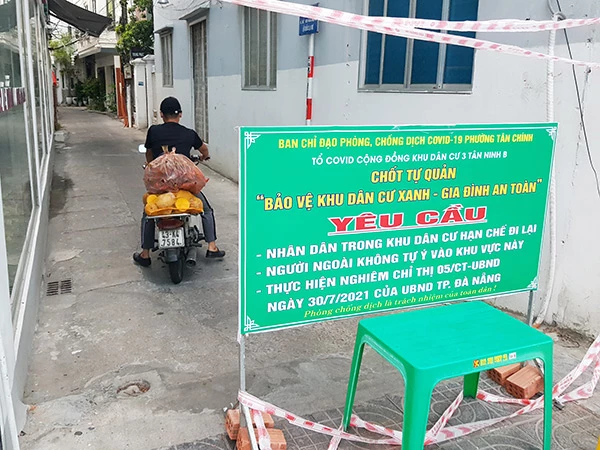 Tổ t rưởng dân phố vận chuyển rau, củ, quả vào cung ứng cho người dân ở các khu vực được gắn bảng "Vùng xanh" trên địa bàn phường Tân Chính, quận Thanh Khê, Đà Nẵng