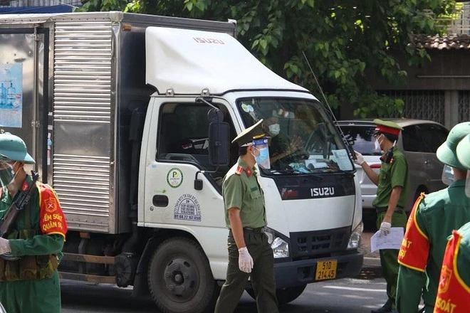 Gần 700 doanh nghiệp '3 tại chỗ' cầu cứu tháo gỡ ách tắc về giấy đi đường.