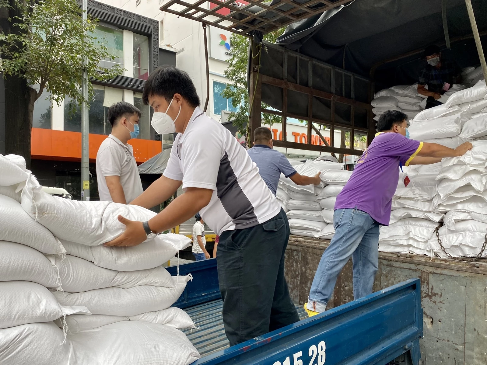 "Túi gạo nghĩa tình" được vận chuyển đến các hộ dân khó khăn tại TP Hồ Chí Minh.