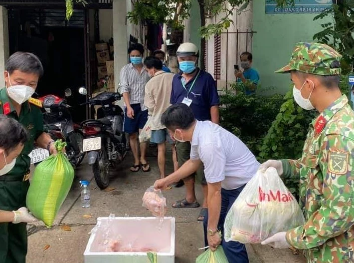 Lực lượng chức năng cấp phát hàng hoá, nhu yếu phẩm cho người dân vùng "khoá chặt, đông cứng". 