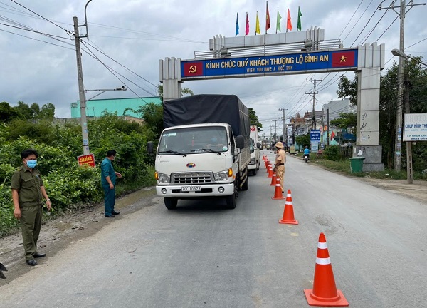 Long An: Cô gái bị phạt 2,5 triệu đồng vì đăng Facebook xúc phạm lực lượng phòng, chống dịch