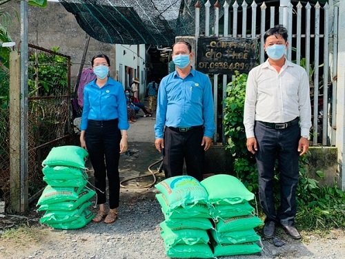 Long An: Mỗi nhân khẩu thuộc hộ nghèo, cận nghèo được hỗ trợ 15kg gạo/tháng