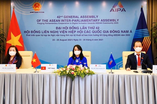 Đoàn đại biểu Quốc hội Việt Nam tham dự phiên họp Ủy ban Kinh tế AIPA-42 chiều ngày 24/8/2021.