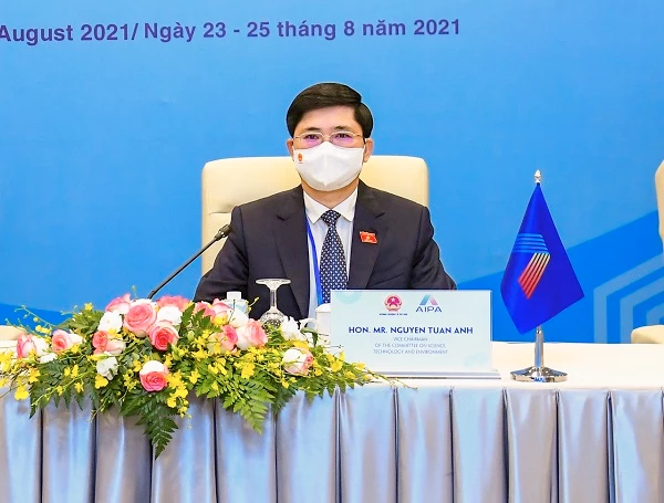 Phó Chủ nhiệm Ủy ban Khoa học, Công nghệ và Môi trường Nguyễn Tuấn Anh phát biểu tại Phiên họp.