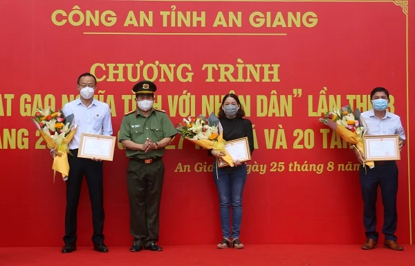 Đại tá Đinh Văn Nơi trao hoa và thư khen cho các đơn vị đóng góp.