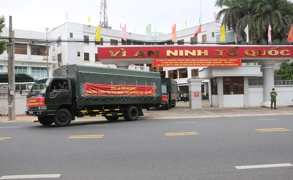 Đoàn xe của Bộ Chỉ huy Quân sự tỉnh An Giang hỗ trợ vận chuyển lương thực, thực phẩm đến điểm tập trung.