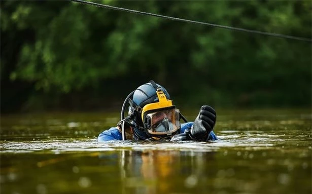 Lần theo tiếng động lạ, đội cứu hộ tìm thấy kì tích giữa khu rừng đầy thú dữ, nhiều người không cầm được nước mắt - Ảnh 2.