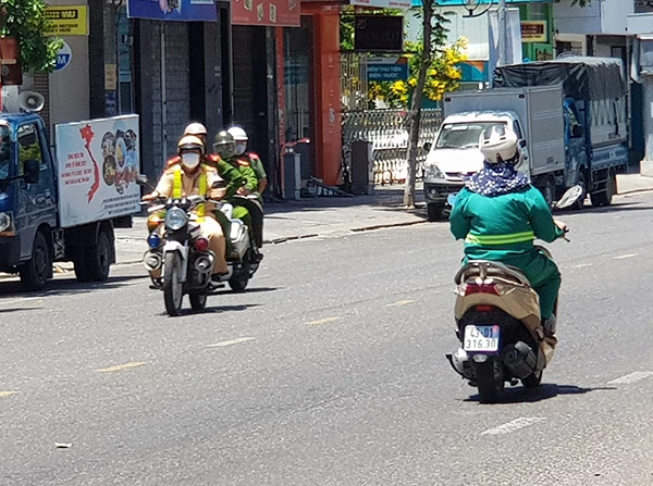 Lực lượng chức năng Đà Nẵng tuần tra trong thời gian toàn TP "ở yên một chỗ"