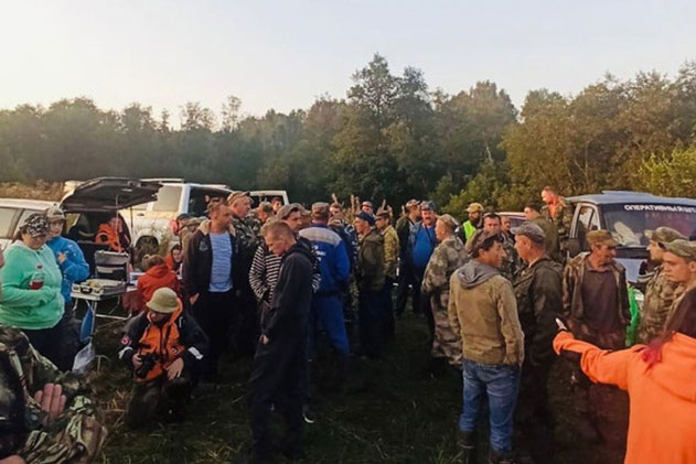 Lần theo tiếng động lạ, đội cứu hộ tìm thấy kì tích giữa khu rừng đầy thú dữ, nhiều người không cầm được nước mắt