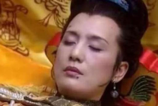 Thời phong kiến, phi tần của hoàng đế sau khi chết đều bị bịt kín hậu môn, tại sao?