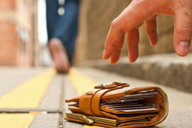 Nhặt được ví của người giàu có, cậu bé đem trả nhưng lại xin một chút tiền, lý do đưa ra khiến đối phương vừa nghe đã phải xấu hổ