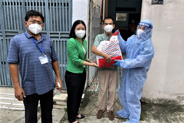 Nhiều băn khoăn về sự chênh lệch các túi quà hỗ trợ ở TP Hồ Chí Minh