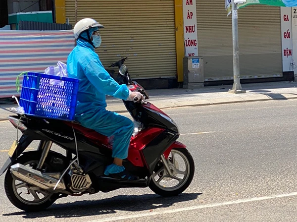 Shipper của các siêu thị trên địa bàn Đà Nẵng chuyển hàng giao cho người dân với điều kiện đảm bảo yêu cầu phòng, chống dịch