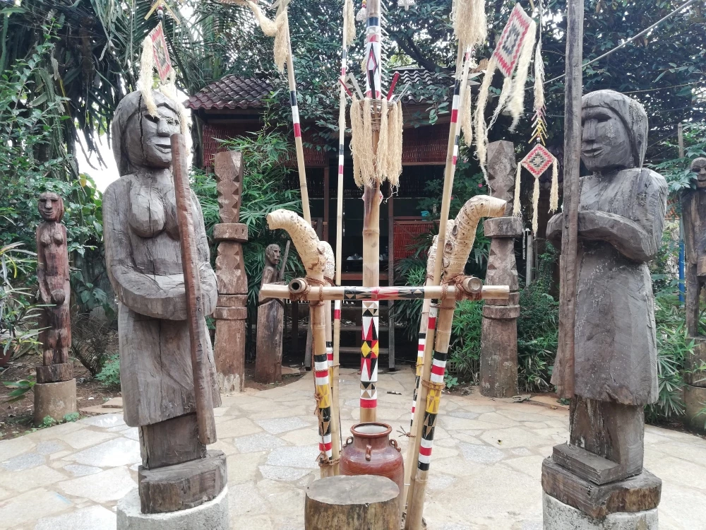 Tại một số khu du lịch, tượng nhà mồ được phục dựng. Tại một số khu du lịch, tượng nhà mồ được phục dựng.