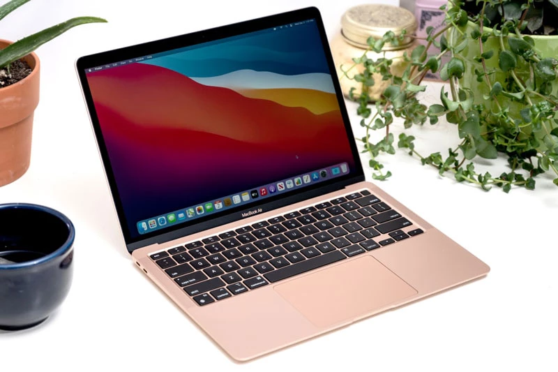 8. MacBook Air chip Apple M1 (thời lượng pin: 14 giờ 41 phút).