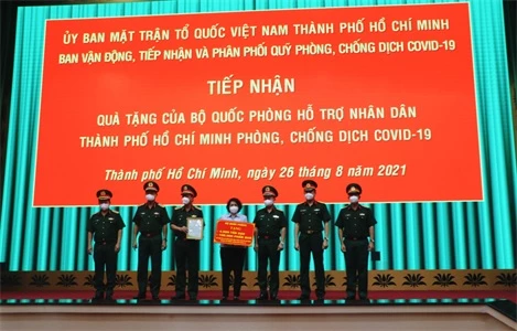 Lễ tiếp nhận quà của Bộ Quốc Phòng hỗ trợ nhân dân TP Hồ Chí Minh.