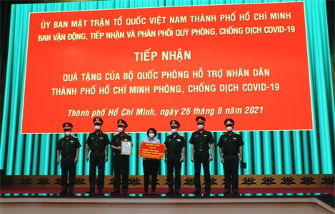 Bộ Quốc phòng tặng TP Hồ Chí Minh 4.000 tấn gạo, 100.000 suất quà