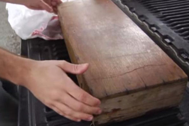 Vật vã dọn dẹp nhà cửa, chàng trai vô tình phát hiện “bí mật” được giấu kín của ông bà