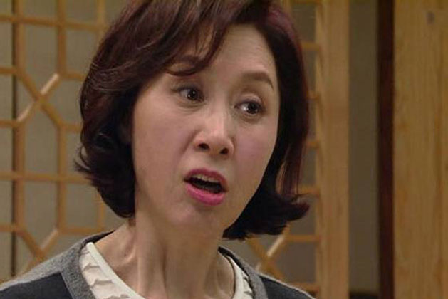 Vợ ngày nào cũng về nhà mẹ đẻ, hỏi có chuyện gì không nói, lén đi theo, chồng xấu hổ khi thấy cảnh tượng trước mắt