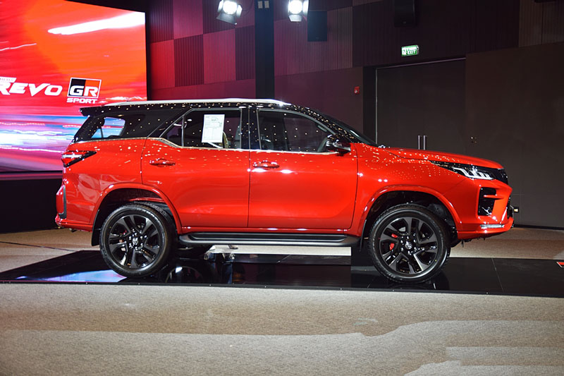 Toyota Fortuner GR Sport 2021 trình làng với giá hơn 1,3 tỷ đồng