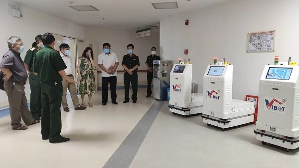 Đoàn kiểm tra của Bộ KH-CN kiểm tra, đánh giá các tính năng của hệ thống robot VIBOT-2 tại bệnh viện Trung ương Quân đội 108, tháng 4/2021.