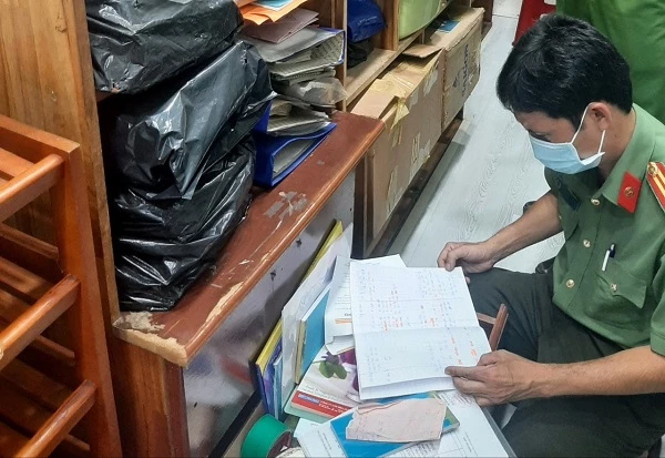 Khám xét nhà và tiệm vàng do bị can Trần Thị Thảo Trang làm chủ, cơ quan điều tra thu giữ một số tang vật và giấy tờ có liên quan.